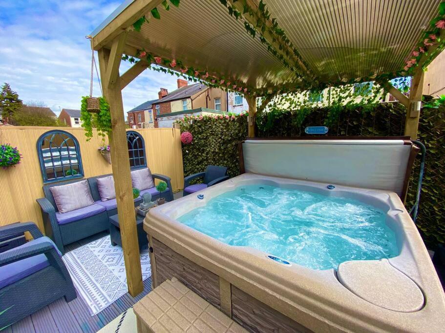 New…The Hottub House Blackpool Pleasure Beach Exterior photo